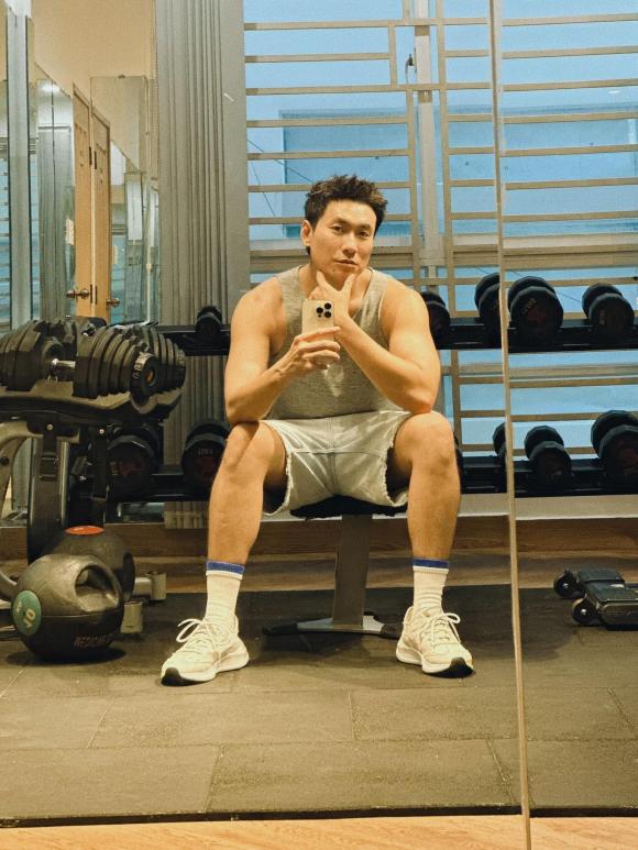 Kiều Minh Tuấn gây chú ý với diện mạo hoàn toàn mới  