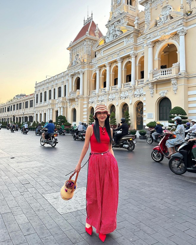 Hãy thử tăng hoặc giảm sắc độ giữa các items khi mix n match để sẽ có một bộ outfit thú vị đậm chất hè.