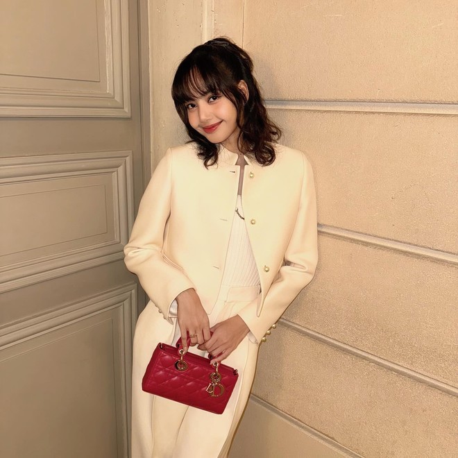 Lần hiếm hoi Lisa sử dụng túi Dior - cô nàng đã chọn một chiếc túi màu đỏ.     
