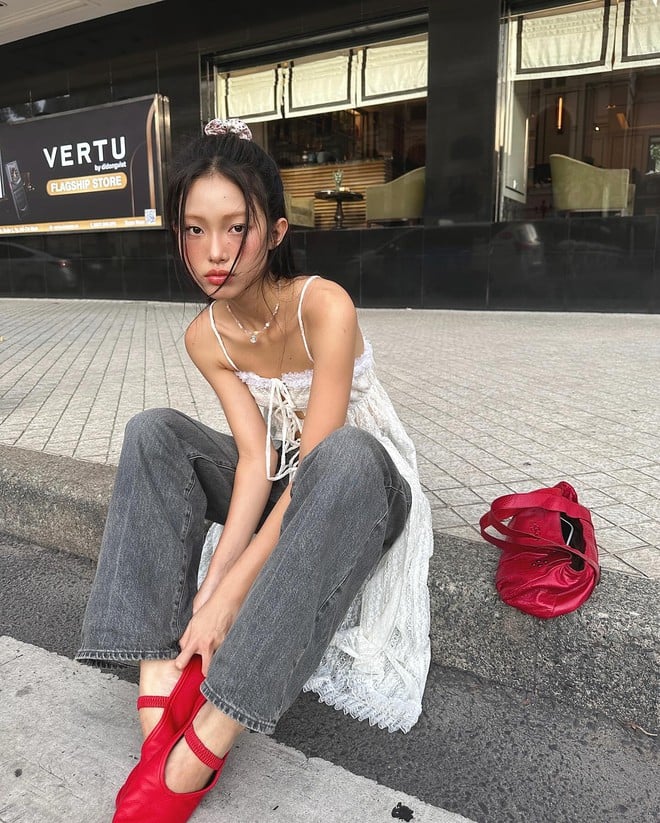 Đôi giày ballet trendy cũng không nằm ngoài cơn sốt “Pop of Red”.
