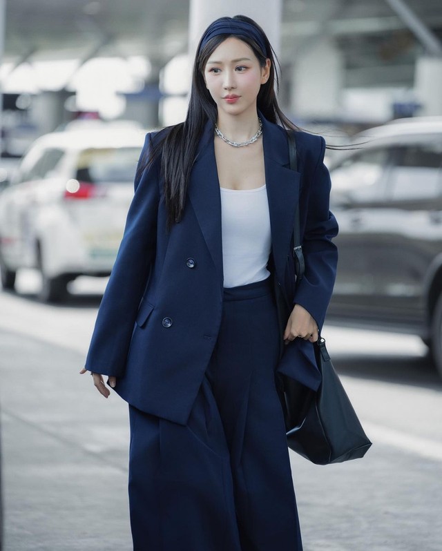 Min xuất hiện thanh lịch, sang trọng trong set vest ton sur ton, khéo léo phối cùng băng đô 