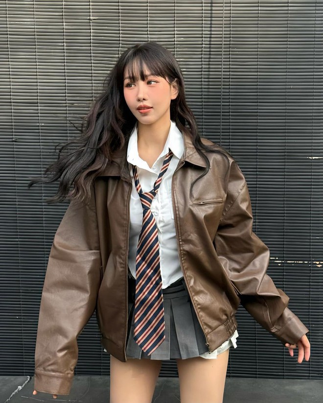 Cô chăm diện nhiều outfit thú vị từ dáng váy này. 