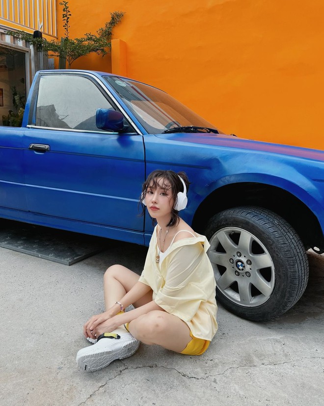 Cô nàng đã kịp sắm cho minh 1 set sơ mi vàng rực rỡ để xuống phố chụp ảnh đón hè, không quên tạo Link Vào SHBET88 Mới Nhất và nhấn nhá phụ kiện tai nghe để trông nổi bật hơn.    