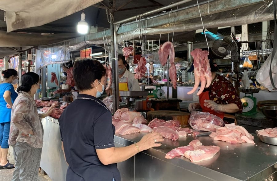 Những miếng thịt treo cao thu hút người mua hơn