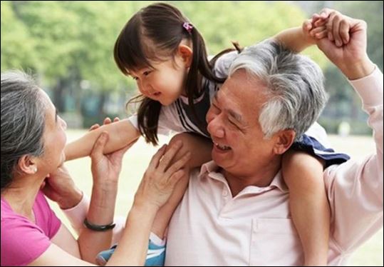 Có nhiều người con, khi cha mẹ qua đời mới hối hận, dù muốn báo hiếu cha mẹ nhưng cha mẹ lại chẳng còn nữa. (ảnh minh họa)