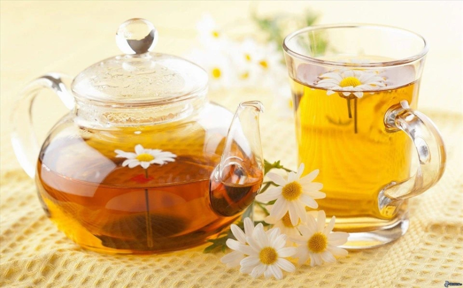 Dùng khăn sạch thấm nước trà và đắp lên vùng da cháy nắng