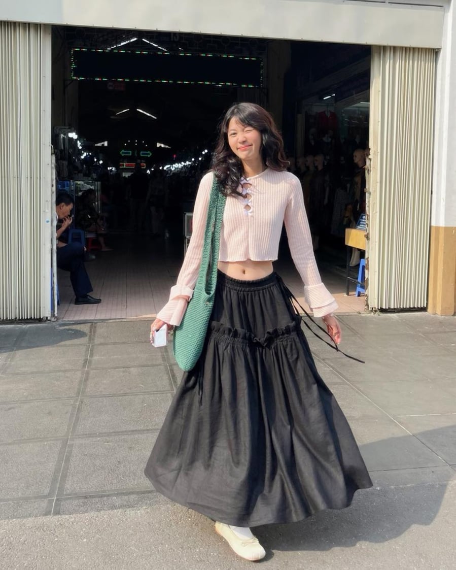 Kết hợp áo croptop cùng chân váy maxi đã tạo nên vẻ đẹp năng động, hiện đại lại vô cùng hack dáng. 