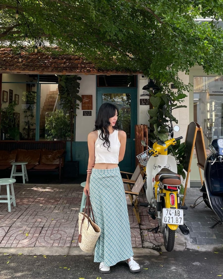 Áo ba lỗ đơn giản nhưng tinh tế, áo ba lỗ dễ dàng trở thành người bạn đồng hành lý tưởng cùng chân váy maxi, tạo nên bộ Shbet999 com đăng nhập hoàn hảo.
