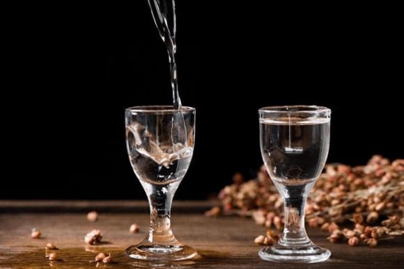 Uống rượu dù với mục đích gì thì cũng cần đảm bảo cho sức khỏe.  (ảnh minh họa)