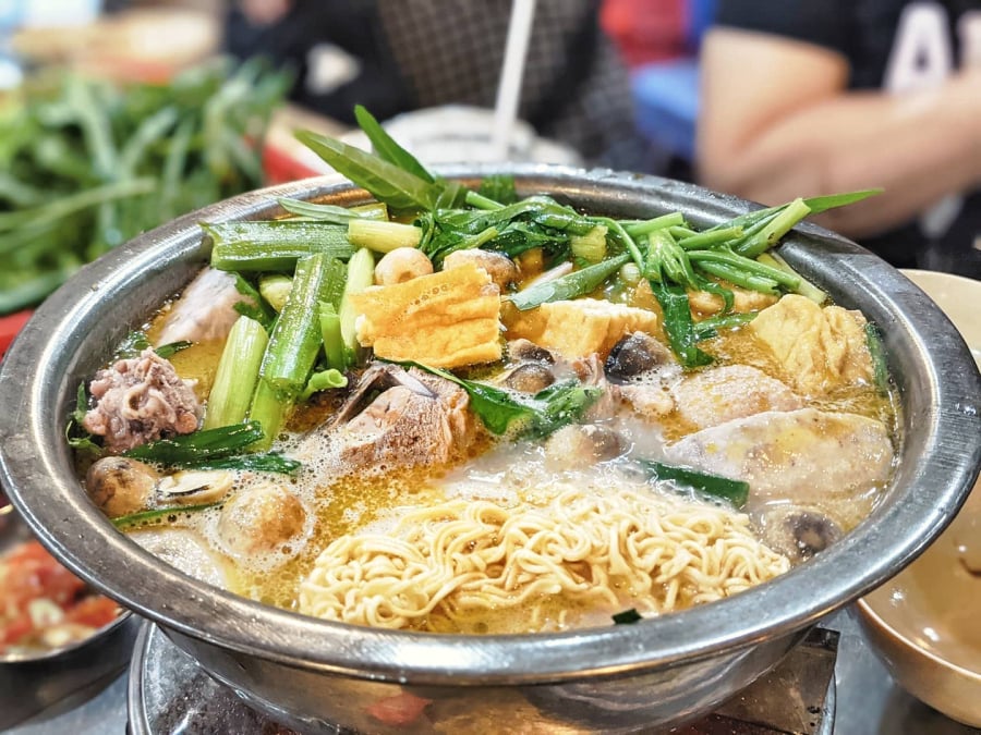 Món vịt nấu chao thường được ăn kèm các loại rau tươi ngon, mì tôm, khoai môn, nấm rơm...