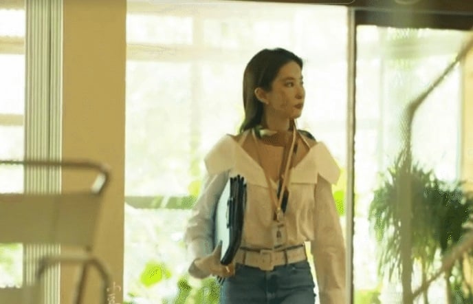 Chiếc áo blouse hồng ngọt ngào được cô mix cùng quần jeans cạp cao, Shbet123 Link Vào ShBet Mới Nhất búi cao để tôn trọn nét thanh tú của khuôn mặt. 