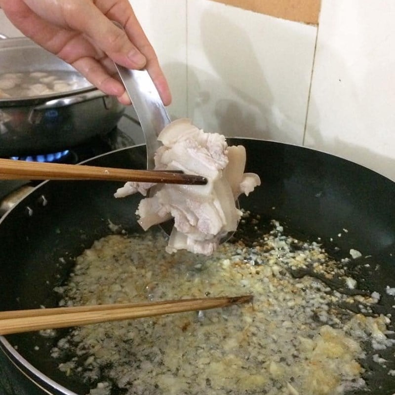 Tiến hành xào các nguyên liệu