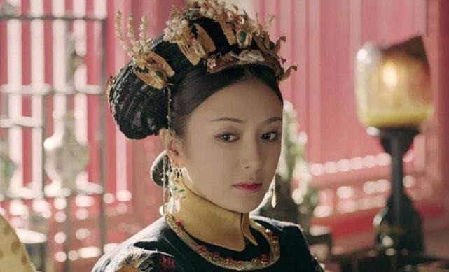 Hoàng đế phong kiến thường có quá nhiều phi tần với các xuất thân đa dạng. 