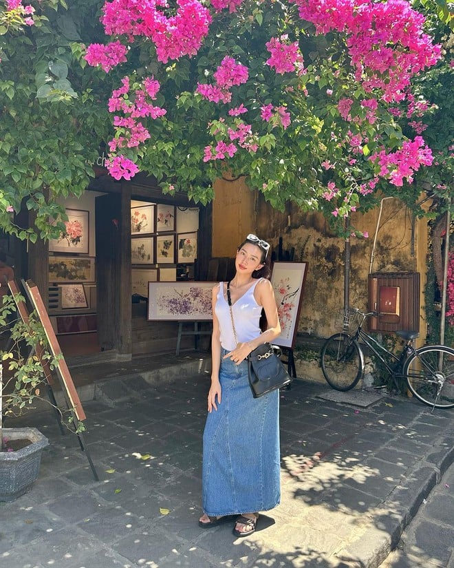 Thùy Tiên phối chân váy bò dài với áo trắng đơn giản mà nàng hậu vẫn tỏa sáng nhờ visual siêu xịn xò. 
