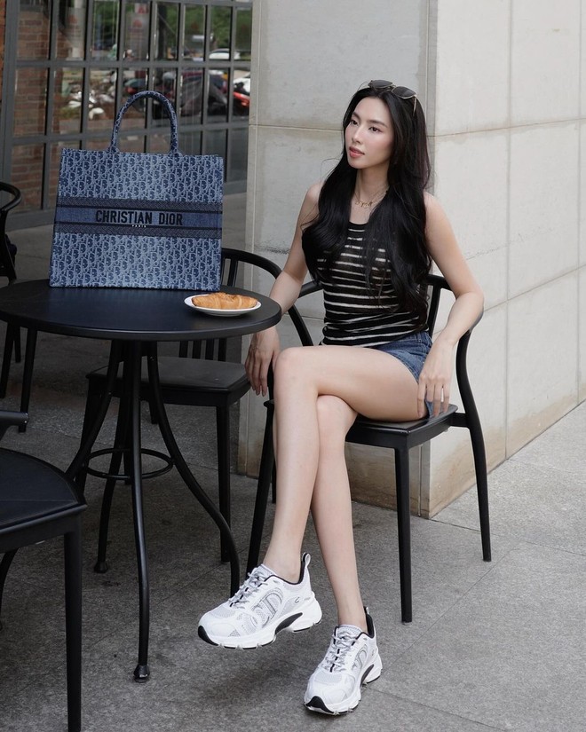Đôi Shbet888 phiên bản mới nhất nuột nà được Thùy Tiên chăm khoe trong những outfit phối quần short vừa năng động vừa điệu đà.     