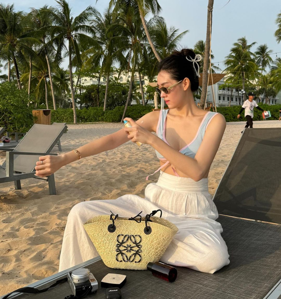 Với Sh88bet đăng ký miễn phí, Tường San sử dụng sản phẩm dạng xịt tiện dụng, che phủ đều trên da.
