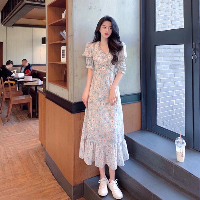 Váy midi hoa nhí được yêu thích bởi sự ngọt ngào, nữ tính và lãng mạn