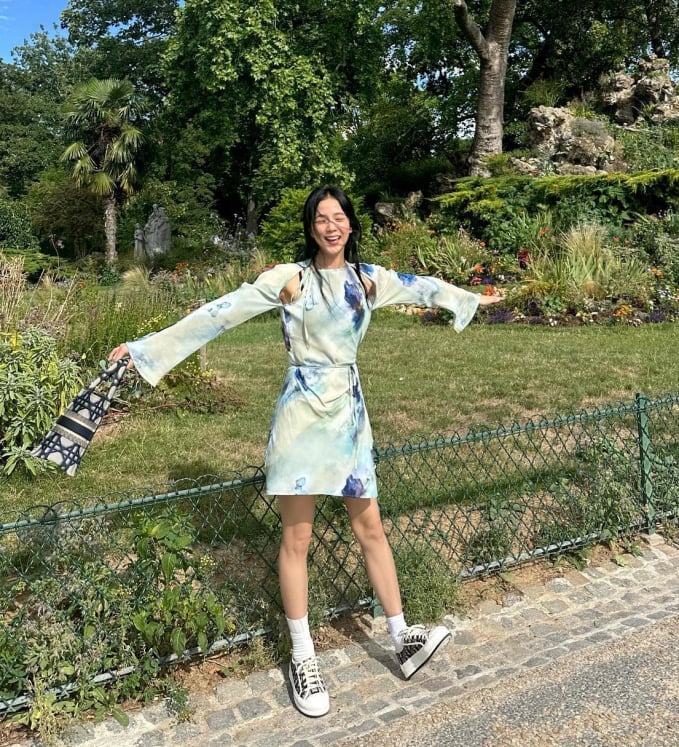 Mẫu váy ngắn họa tiết của Jisoo có nét dịu dàng, cô khéo léo mix giày thể thao năng động.
