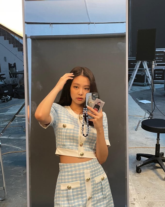 Set chân váy ngắn đồng bộ của Jennie ghi điểm phong cách. 
