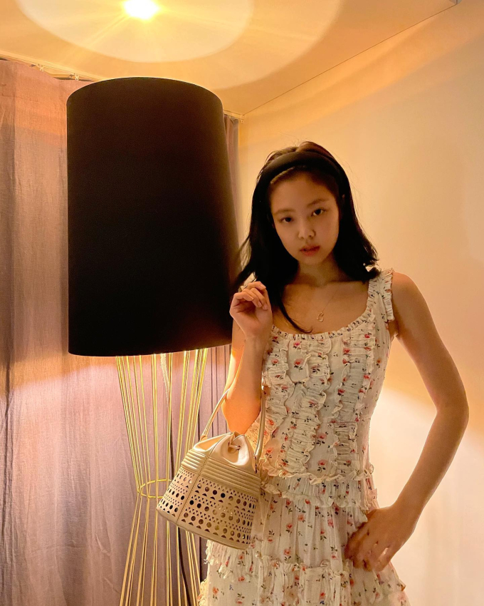 Jennie toát lên nét dịu dàng, bay bổng khi diện mẫu váy hoa nhí.