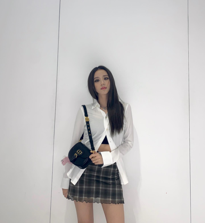 Điểm nhấn của set đồ Jisoo đang diện chính là chân váy ngắn họa tiết kẻ ô. 