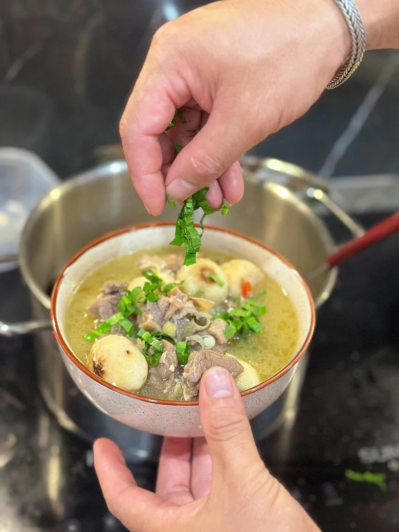 Sau khi được cho ra bát tô, thêm rau mùi tàu (ngò gai) thái nhỏ.    