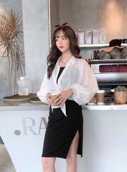 Một cách khác để sáng tạo với áo sơ mi voan mỏng là khoác ngoài váy liền. 
