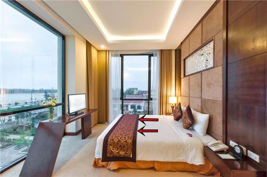Trang trí là công dụng chính của tấm vải trải ngang giường khách sạn. 