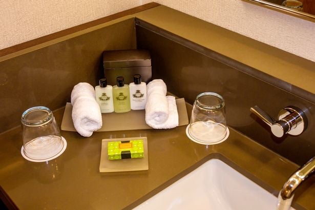 Các món đồ như bàn chải, kem đánh răng, Shbet thế giới casino trong tay bạn, sữa tắm, xà bông cục, dao cạo râu, tăm bông, lược và mũ tắm trong khách sạn đều là những vật dụng dùng một lần.    