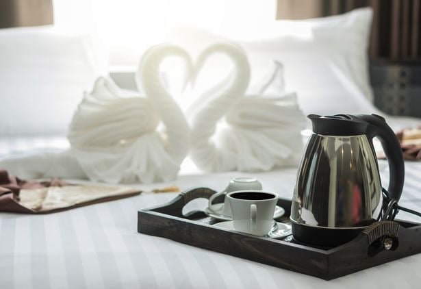Hầu hết các khách sạn, dù sang trọng hay bình dân, đều tặng khách hai chai nước suối miễn phí mỗi ngày, thường được đặt trong tủ lạnh, trên bàn hoặc chỗ để cốc trong phòng tắm.    