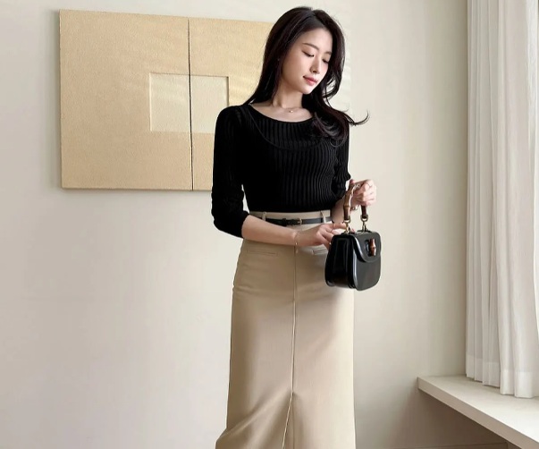 Áo dệt kim tông màu đen ghi điểm ở sự sang trọng.