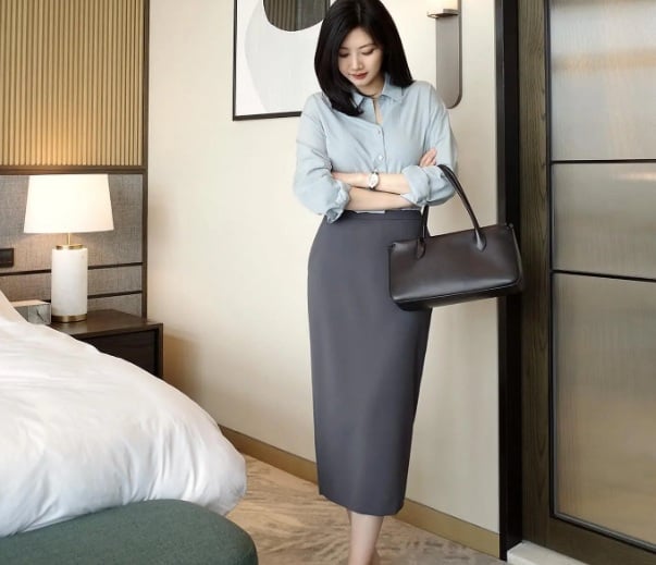 Kết hợp chân váy bút chì tông màu xám với áo sơ mi xanh pastel, chị em sẽ có vẻ ngoài trẻ trung hơn. 