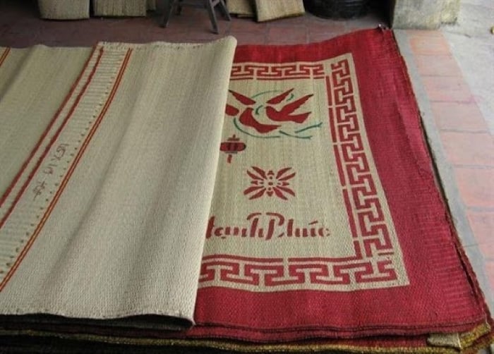 Chiếu cói là loại chiếu phổ biến nhất, rẻ, bền và dễ sử dụng, cũng khá mát.