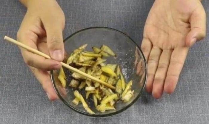 Trộn vỏ chuối và bột giặt đều với nhau để góc nhà diệt gián