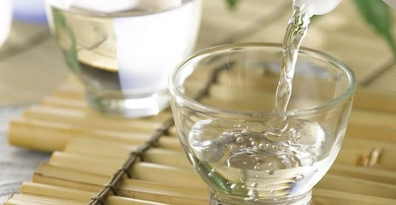Sử dụng giấm trắng để xua đuổi kiến    