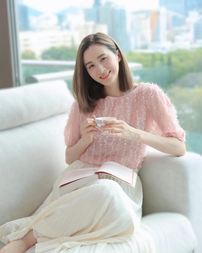 Cô dù đã bước sang tuổi trung niên, Thẩm Trác Doanh vẫn làm nhiều người ngưỡng mộ khi cô vẫn sở hữu Mừng SHBET phiên bản mới 2025 trắng mịn, vóc dáng cân đối.