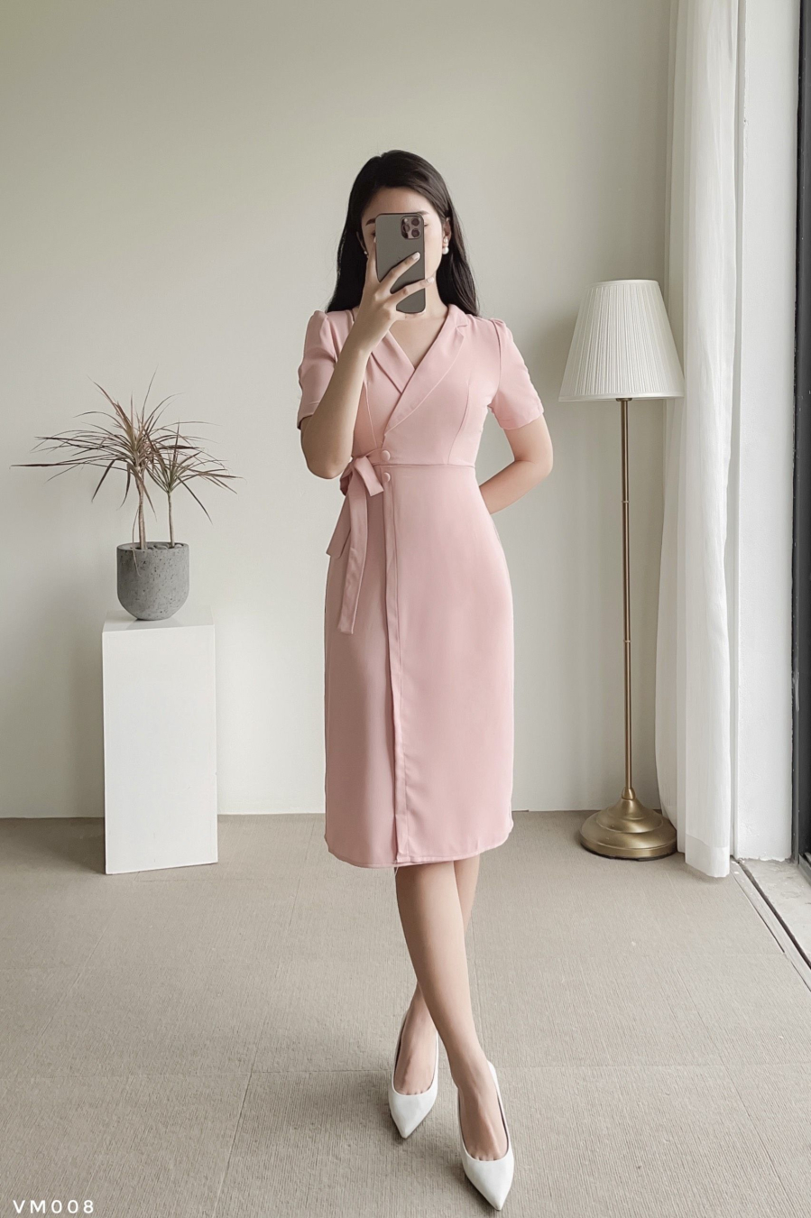 Những mẫu đầm có thêm chi tiết buộc dây ở eo mang lại sự thoải mái tối đa cho người mặc.