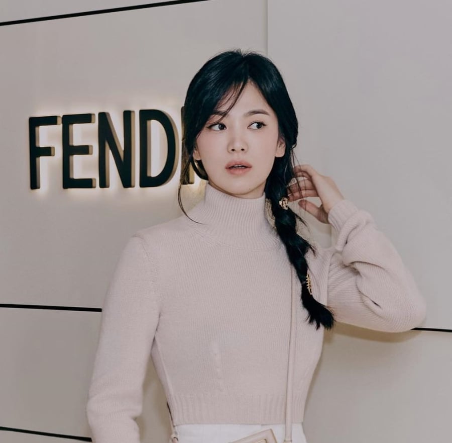 Song Hye Kyo có được vẻ ngoài trẻ trung, năng động với tóc tết lệch. 