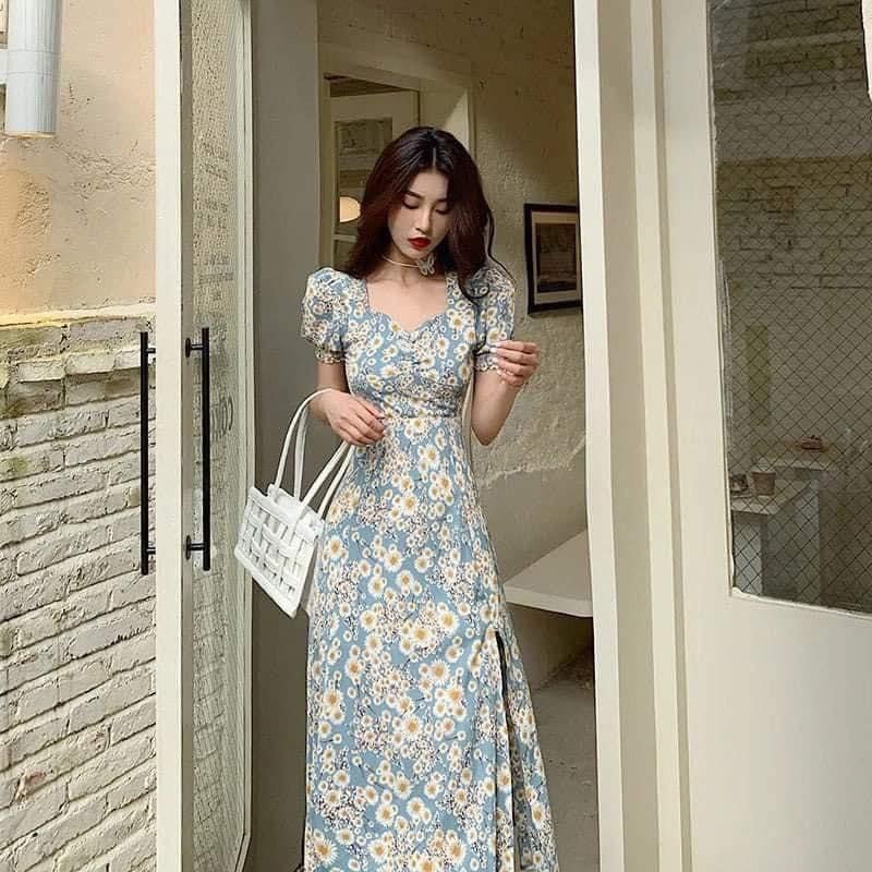 Váy hoa sẽ giúp vẻ ngoài của phụ nữ trung niên trở nên tươi tắn, trẻ trung hơn nhưng vẫn có sự sang trọng