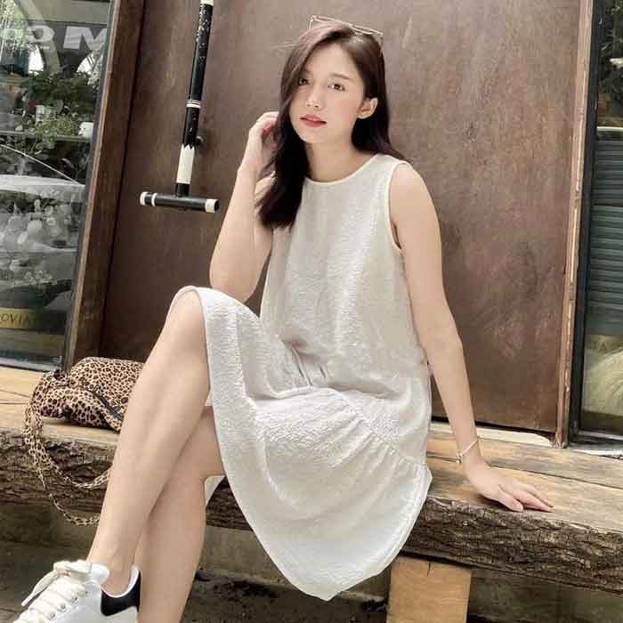Các quý cô sành điệu thường chọn váy sát nách họa tiết để vẻ ngoài thêm nổi bật.