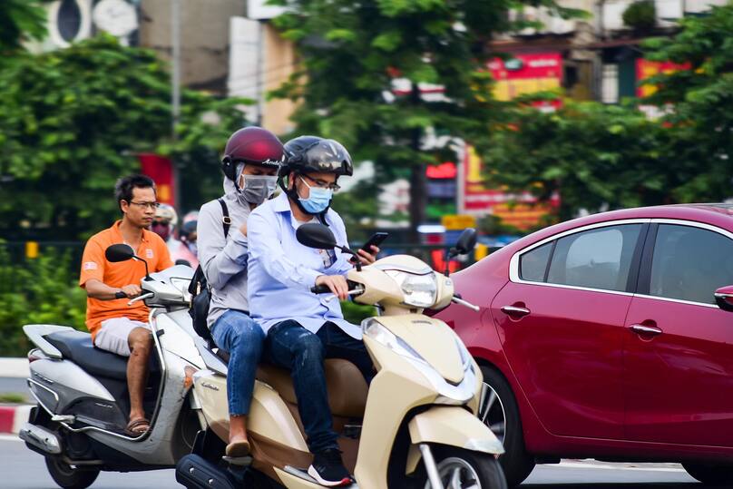Theo quy định trên, người nghe điện thoại khi đang SHBET 1000 World Cup máy thì có thể bị xử phạt vi phạm hành chính với mức phạt tiền từ 800.000 đồng đến 1.000.000 đồng.