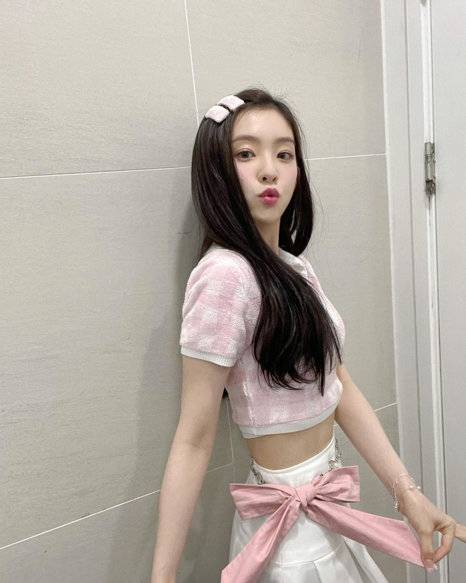 Irene ưu ái diện các item màu hồng cả trên sân khấu lẫn trong street style đời thường. 