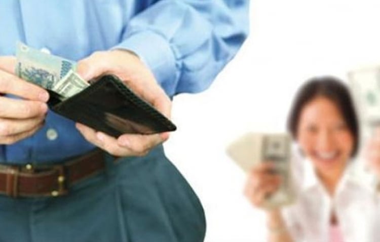 “Nhìn tiền đàn ông” không phải là nhìn vào ví tiền của anh ta dày hay mỏng mà nhìn vào cách anh ta đối xử với đồng tiền.