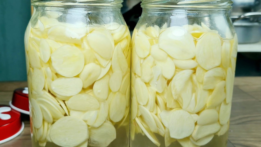 Để tỏi ngâm giấm ngon và không bị xanh, bạn cần chọn củ tỏi già, lớp vỏ bên ngoài khô ráo, không bị nhăn nheo.