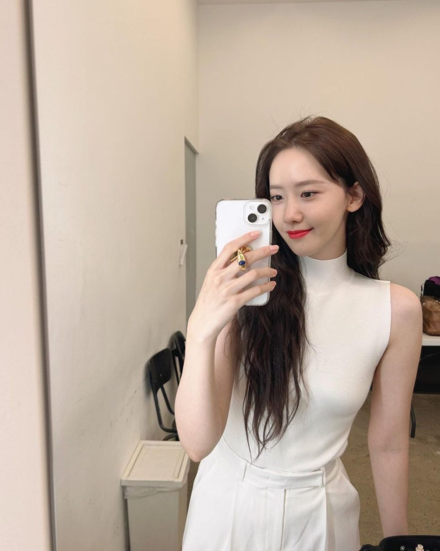 Yoona duy trì thói quen thoa một lượng kem chống nắng vừa phải trước khi trang điểm.