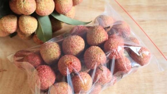 Chia nhỏ vải vào túi nilon hoặc túi zip, bọc kín và cất vào tủ lạnh.