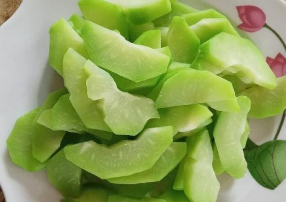 Với hàm lượng chất xơ hòa tan cao, su su giúp hấp thụ carbohydrates, giảm phản ứng đường huyết và hỗ trợ quá trình tiêu hóa một cách hiệu quả.