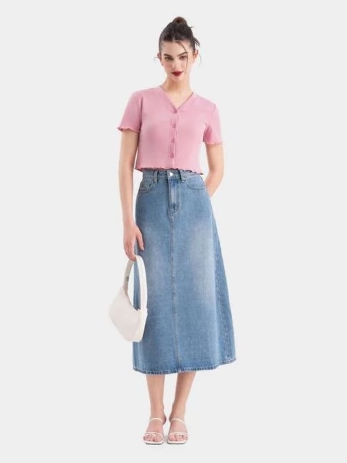 Thiết kế áo thun crop tay ngắn cổ V cài nút đầy cá tính vừa có thể đi làm, vừa có thể đi chơi