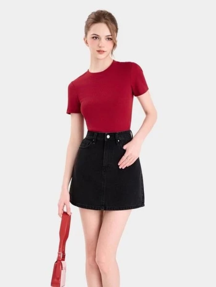 Áo thun với chân váy chữ A màu đen, đây là set đồ lý tưởng