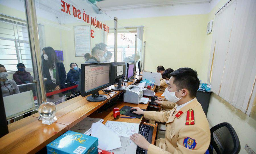 Nếu bạn đến cơ quan công an trực tiếp làm thủ tục và bấm số thì có thể nhận biển số luôn.